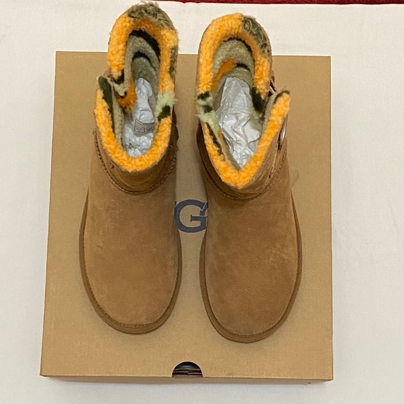 UGG BAILEY BUCKLE CALI COLLAGE IN SHEEPSKIN WOMEN'S BOOTS SIZE 7.